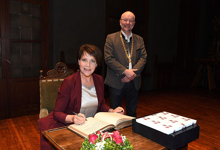 Janina Hartwig trägt sich in der Goldene Buch der Stadt Landshut ein, mit Oberbürgermeister Alexander Putz/ Janina Hartwig dreht digitalen Stadtspaziergang - mit Besuch von Drehorten der ARD -Serie „Um Himmels Willen“ in Landshut / 8. Mai 2021 /  ©Foto: Agentur Schneider-Press/ W.Breiteneicher
